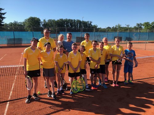 Tennisjugend mit Trainern und neuen T-Shirts